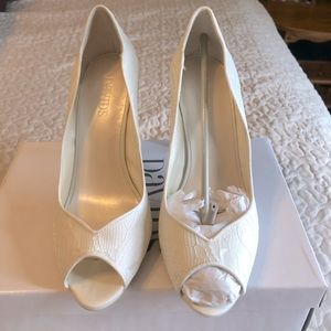 David’s Bridal Ivory Lace Peep-toe Heel 7.5